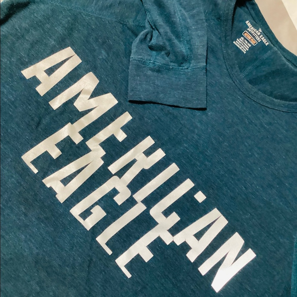 Like new condition Men’s American Eagle long sleeve T-shirt